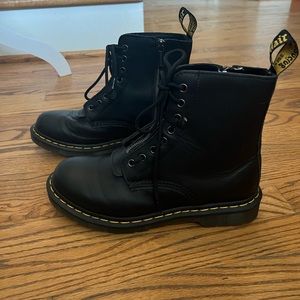 Dr Martens 1460 Pascal Air Wair Black Boot. EUC. Size 9